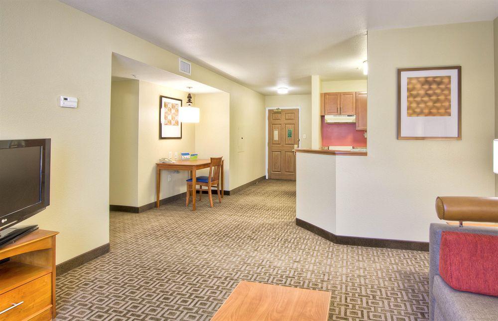 Towneplace Suites Raleigh Cary/Weston Parkway Bagian luar foto